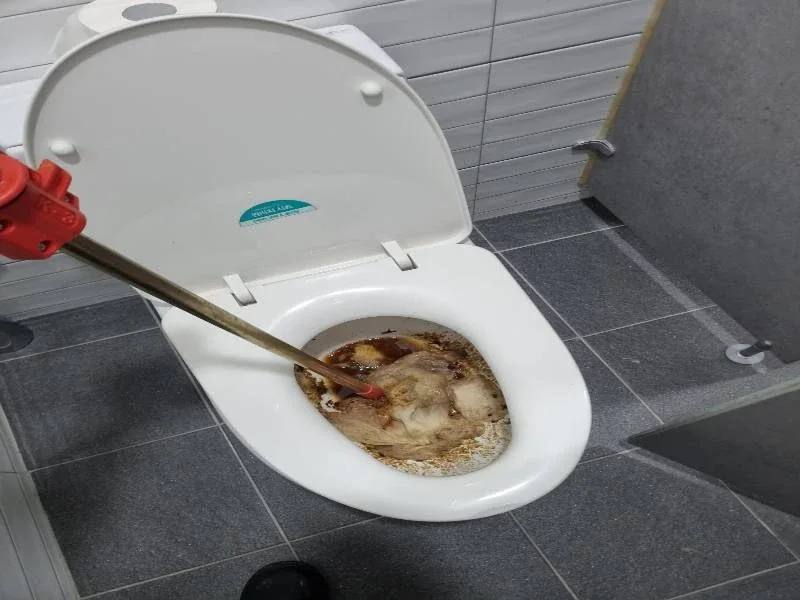 안산변기막힘, 혼자 뚫다 일 키우는 실수 7가지